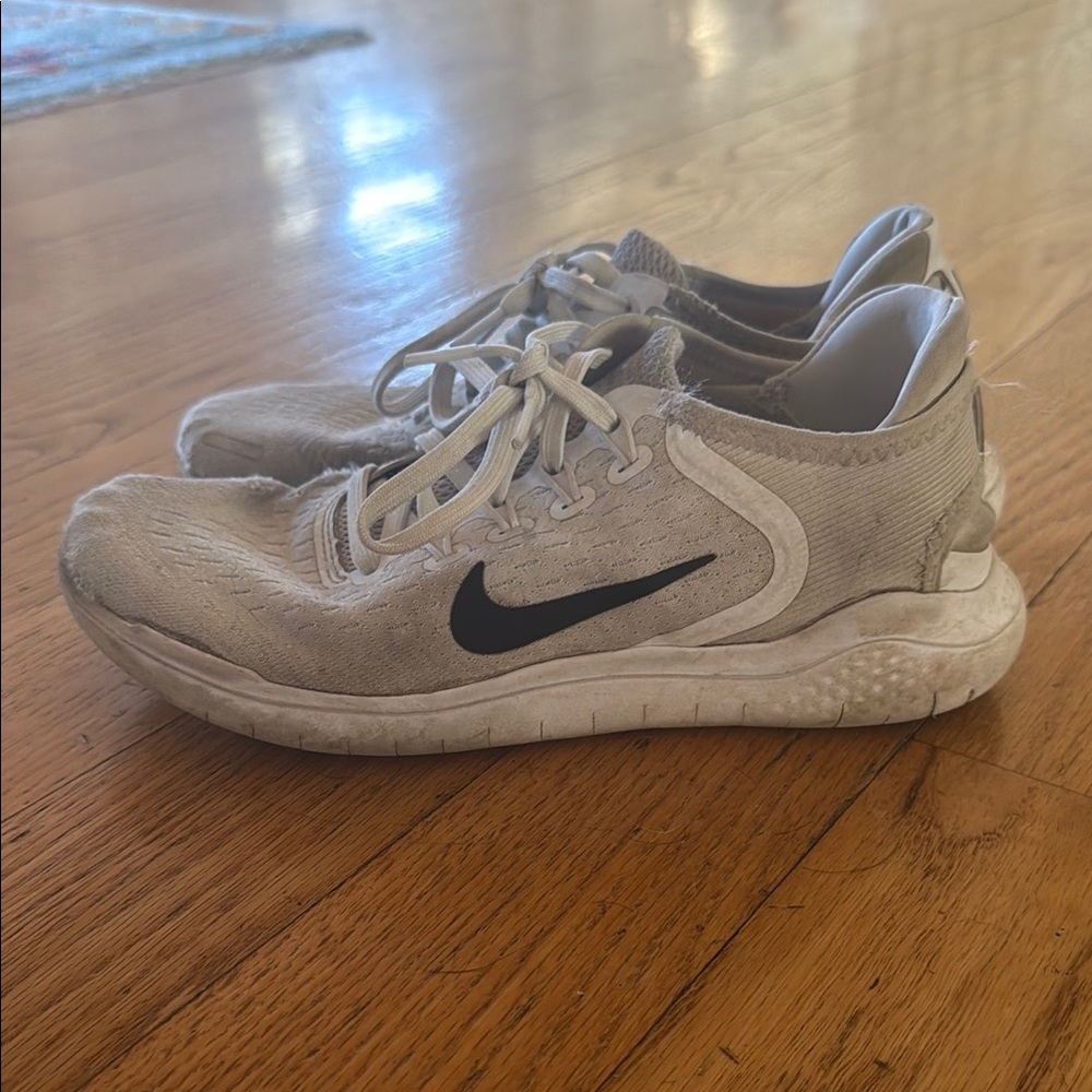 Nike Women’s White and Black Sneakers with Cushioned Sole Size: 7